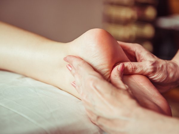 中药泡脚+脚底按摩 - Herbal Foot Bath, Foot Massage
